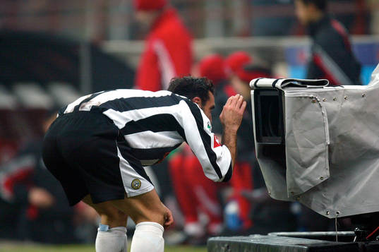 Bertotto, Udinese, skojar med tv. Tv-kamera