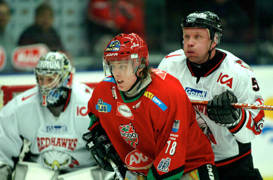 Peter Andersson rensar bort Peter Öberg framför Andreas