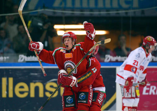 Niklas Andersson, Frölunda har gjort 3-0 och gratuleras av