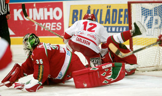Henrik Lundqvist, målvakt, Frölunda och Robert Carlsson,