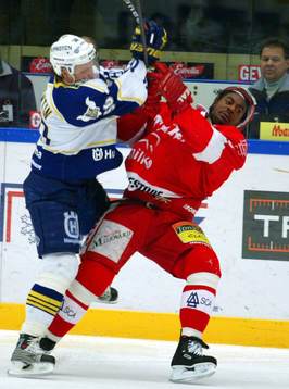 Jared Hagos får en smäll av Andreas Jämtin, HV71