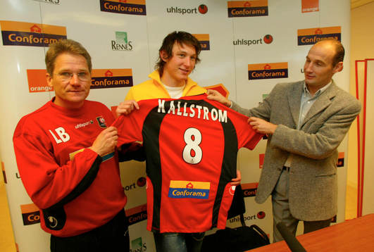 Kim Källström med sitt nya nummer och tröja i  Rennes