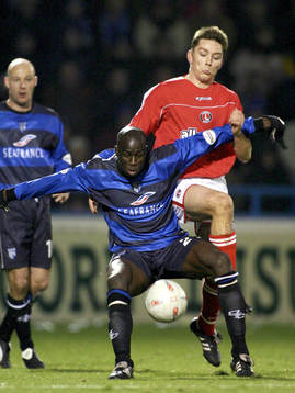 Mamady Sidibe, Gillingham mot Charlton's Matt Holland
