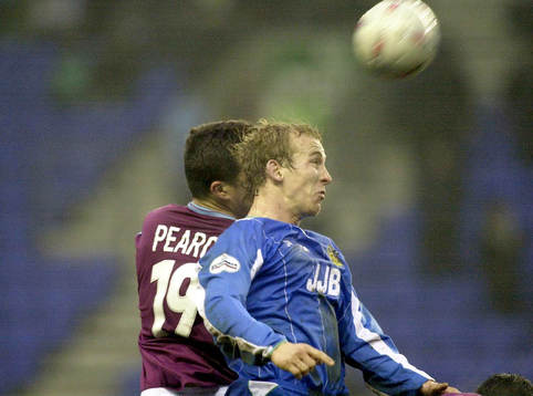 Ian Pearce, West Ham i nickduell mot Neil Roberts, Wigan