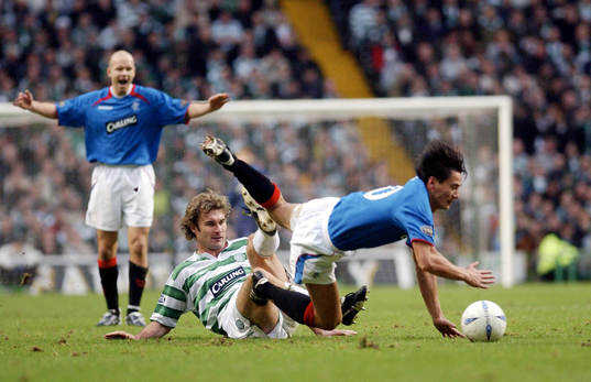 Celtic's Stanislav Varga fäller Rangers'  Michael Mols