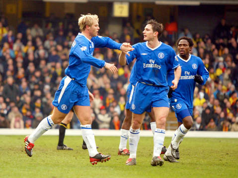 Frank Lampard gratulerar Eidur Gudjohnsen som gjort mål