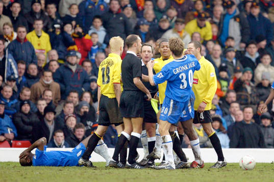 Chelsea's Eidur Gronkjaer bråkar med Watford's Micah Hyde