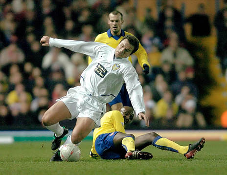 Mark Viduka, Leeds försöker komma förbi Arsenals Patrick