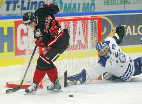 Franz Nielsen helt ren med Mike Bales i Leksands-målet
