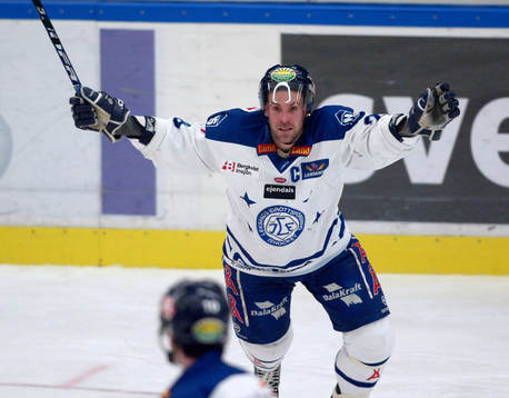 Christer Olsson jublar över 1-1, på väg att gratta