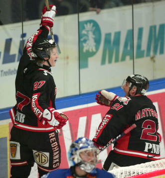 3-2 i sudden, debutanten Carl Söderberg t.v. grattas av