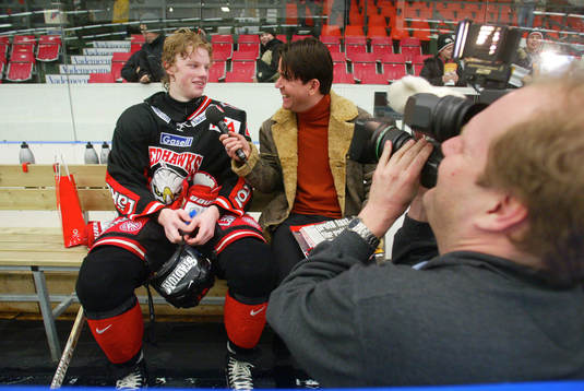 Debutant, hjälte, klart att Carl Söderberg TV-intervjuas
