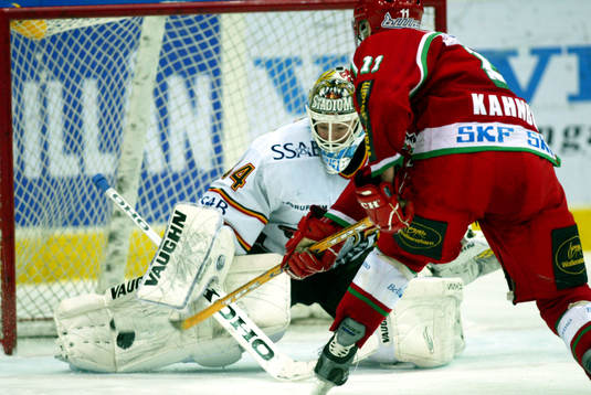 Magnus Kahnberg gör mål bakom Daniel Henriksson i