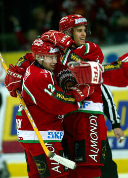 Kimmo Eronen grattar Magnus Kahnberg