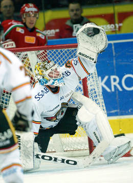 Daniel Henriksson, målvakt Luleå. Räddning, puck i