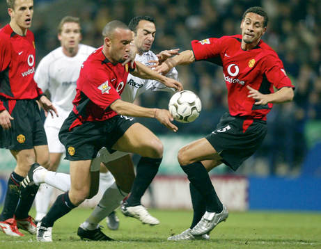 Mikael Silvestre, Man U och Rio Ferdinand i närkamp mot