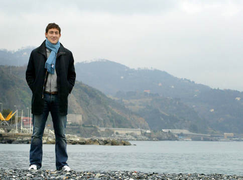 Stefan Ishizaki, Genua, visar området han ska flytta till