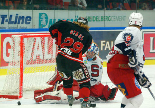 Kim Staal, Malmö, är framme och utmanar Rolf Wanhainen,