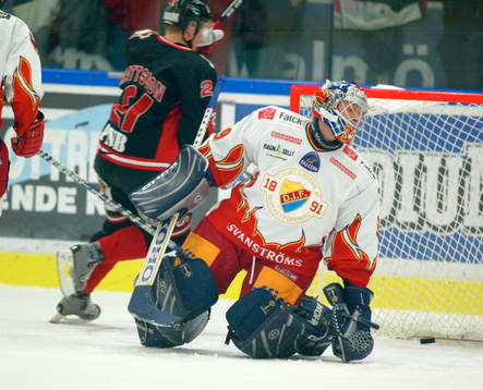 Jesper Mattsson, Malmö, har tryckt in pucken bakom