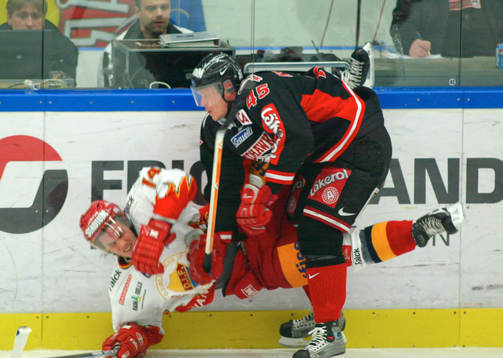 Johan Norgren, Malmö, vräker omkull Daniel Rudslätt,