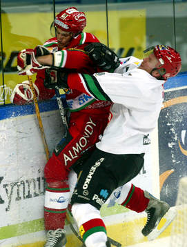 Magnus Kahnberg får en tryckare av Jesper Damgaard, Modo