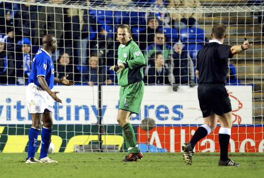 Leicesters målvakt Ian walker bråkar med Frank Sinclair