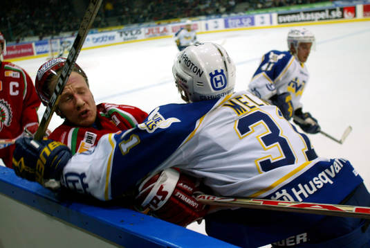 Björn Melin ger Niklas Andersson en tryckare