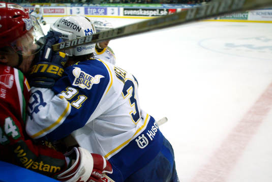 Björn Melin ger Niklas Andersson en tryckare