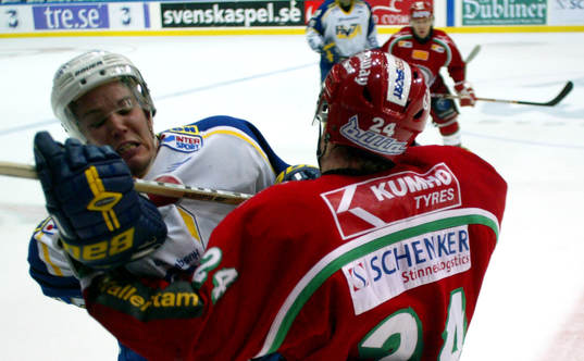 Björn Melin ger Niklas Andersson en tryckare