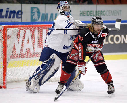 Fredrik Norrena, målvakt Leksand knuffar Kim Staal, Malmö