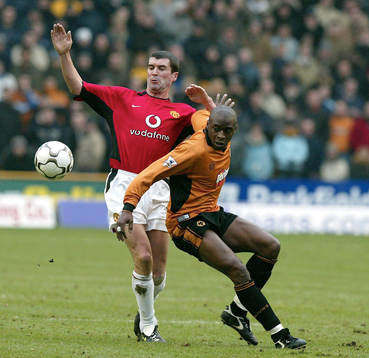 Man Utd's Roy Keane mot Wolves Shaun Newton