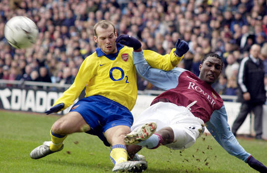 Fredrik Ljungberg, Arsenal och Jlloyd Samuel, Aston Villa