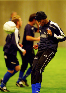 Fotboll, Thando Mngomeni ( "Kanu" ), Provtränar i