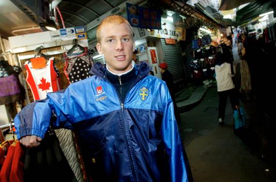 Andreas Johansson,  gör ett besök på en lokal marknad