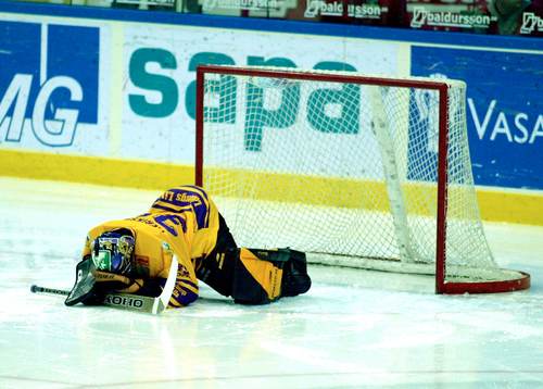 Fredrik Eriksson, målvakt Färjestad fick nog