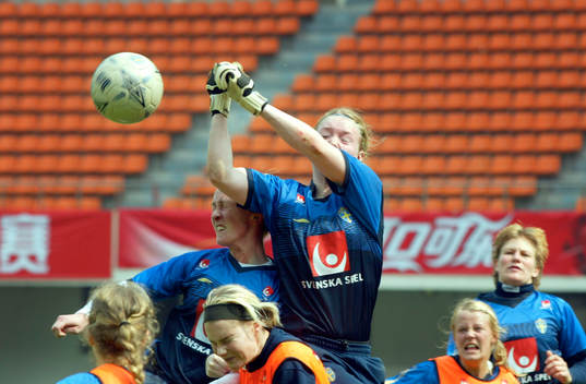 Hedvig Lindahl, målvakt, tuff att möta i luften