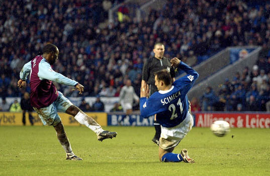 Aston Villa´s Darius Vassell skjuter in sitt andra mål