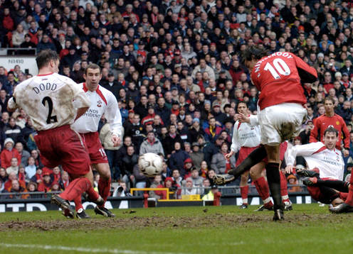 Ruud Van Nistelrooy gör mål för Aston Villa