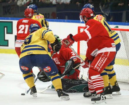 Mikael Karlberg, Sverige, utmanar Peter Hirsch, målvakt