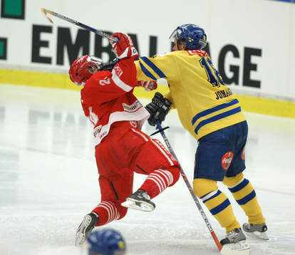 Thomas Johansson, Sverige, stoppar en dansk spelare
