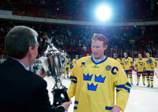 Jörgen Jönsson, Sverige får segerpokalen av SIF