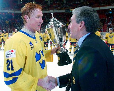 Jörgen Jönsson, Sverige får segerpokalen av SIF