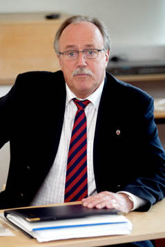 Sten-Inge Fredin, ordförande, håller hårt i pappren