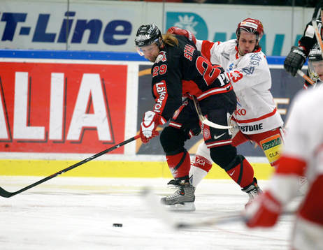 Kim Staal, Malmö, uppvaktas av Christian Sjögren, Timrå