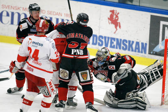 En situation framför Andreas Hadelöv, målvakt, Malmö