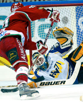 Jarmo Myllys, målvakt HV71 räddar Tomi Kallios skott