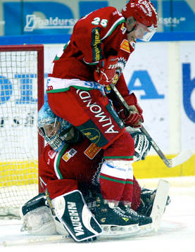 Mikael Sandberg, målvakt Frölunda och Oscar Ackerström,