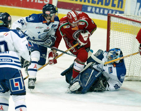 Jonas Esbjörs, Frölunda attackerar Johan Backlund,