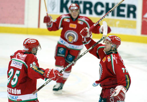 Joel Lundqvist,  jubel och gratuleras av Tomi Kallio och
