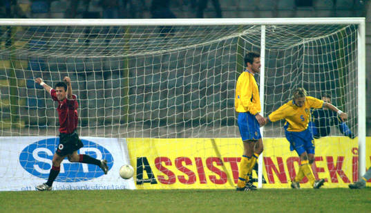 Albanien gör 2-1. Andreas Jakobsson och Erik Edman,